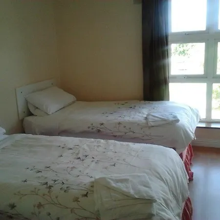 Courtbrack - Off Campus Hostel *